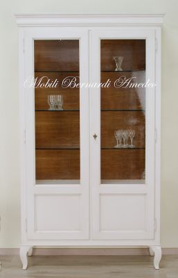 Classic wooden display cabinet with 2 doors and curved legs, two-tone white and wood-coloured finish